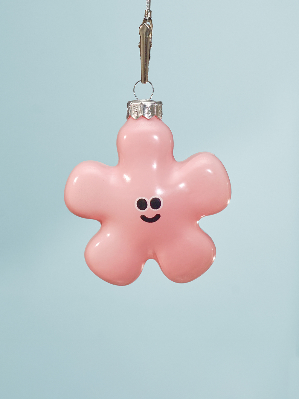 стеклянная новогодняя игрушка в виде розового лепестка