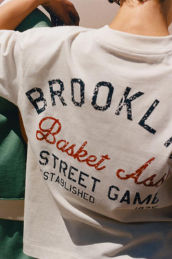 ZARA ФУТБОЛКА С ПРИНТОМ BROOKLYN, ЭКРЮ