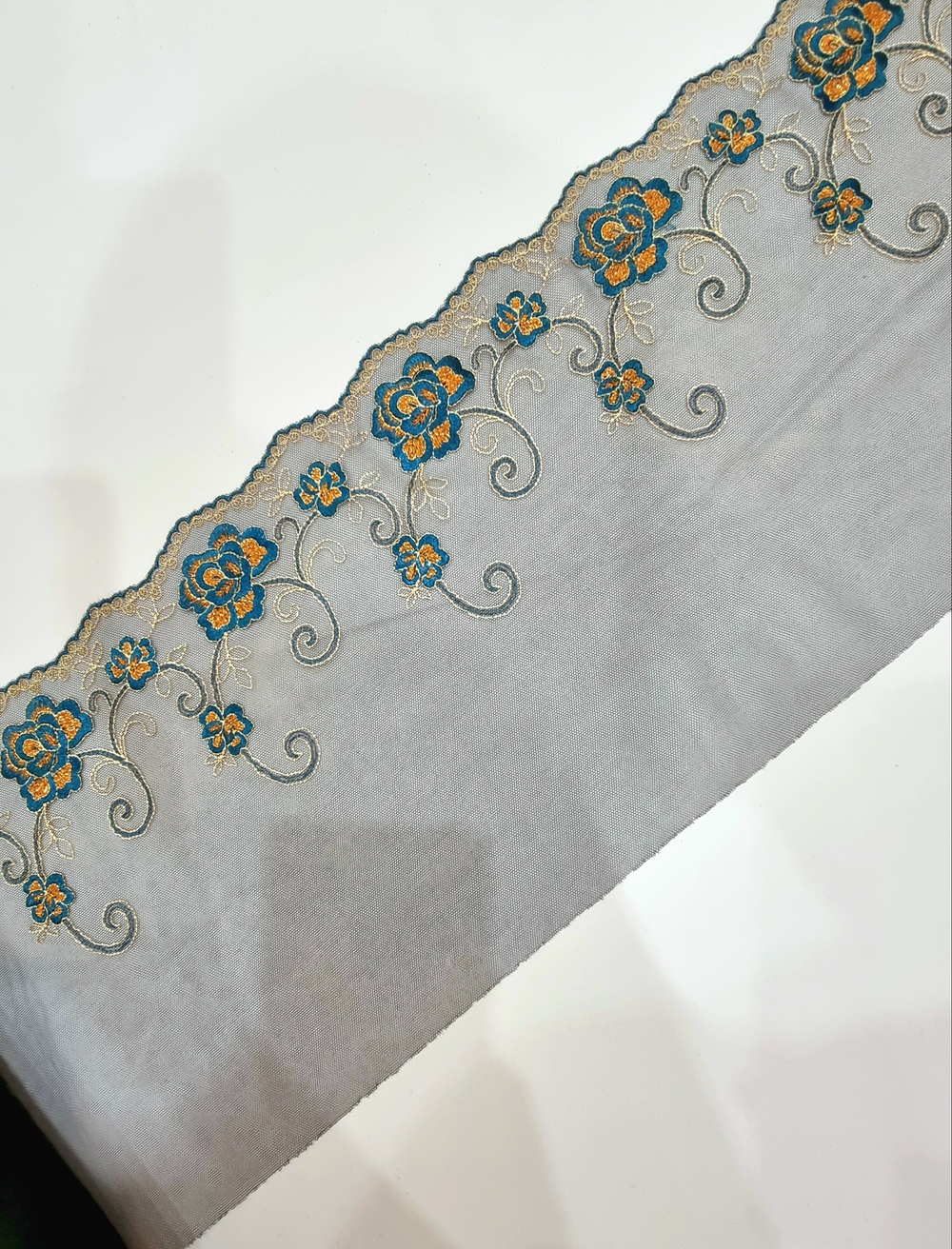 Вышивка на сетке неэластичная черная с изумрудными цветами К020 правая