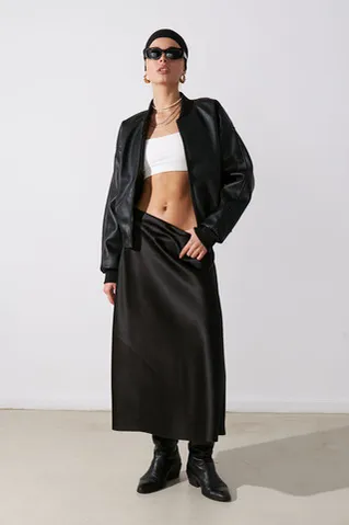 Юбка миди из атласа черного цвета