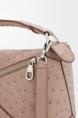 Loewe Маленькая сумка Puzzle Featherlight из страусиной кожи, серо-коричневый