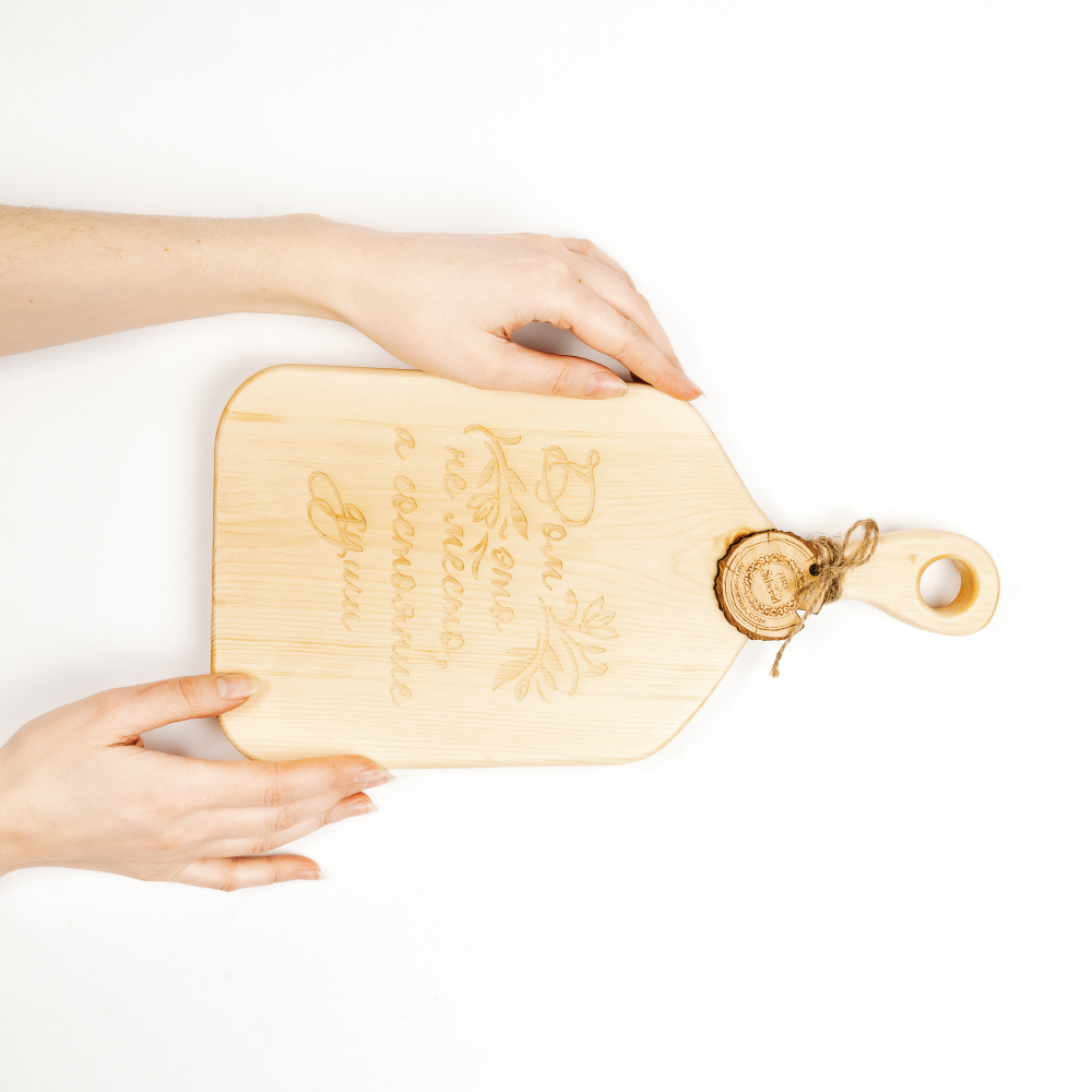 Деревянная доска из цельного куска древесины кедра с гравировкой "Дом -это не место, а состояние души". RD100