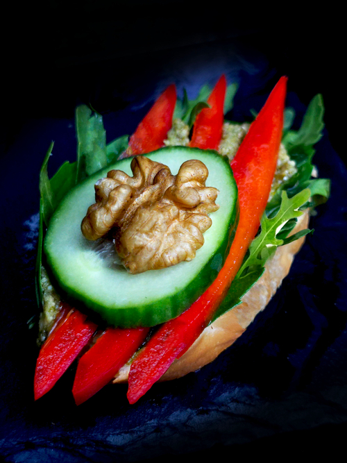 Веган Брускетт "Огонь" с болгарским перцем, грецким орехом и соусом гуакамоле