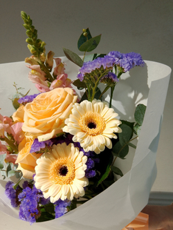 Летний солнечный букет с танацетумом и ароматными пионами Сара Бернард (С0034)