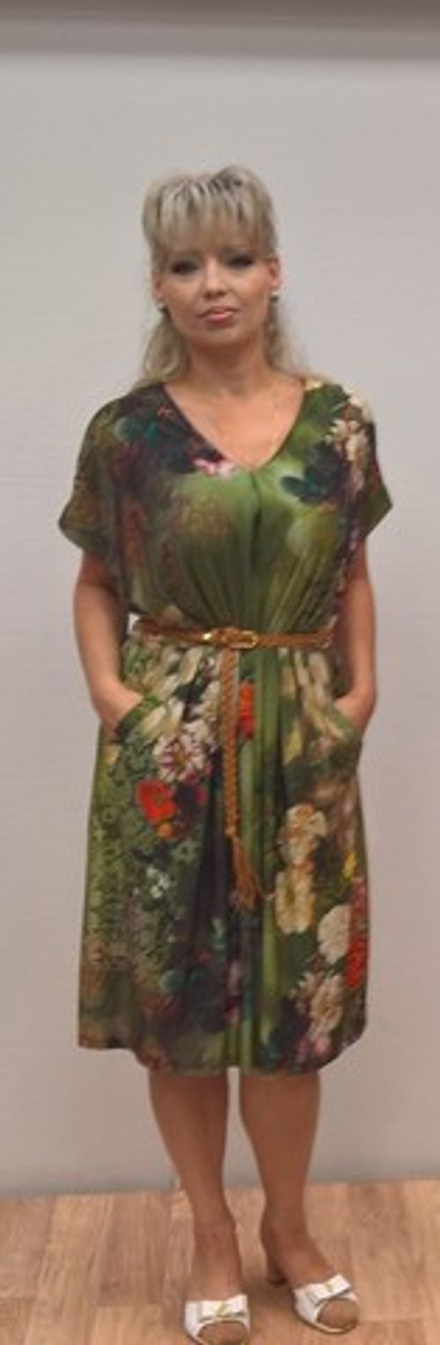 Нарядное летнее платье с цветами и ремешком