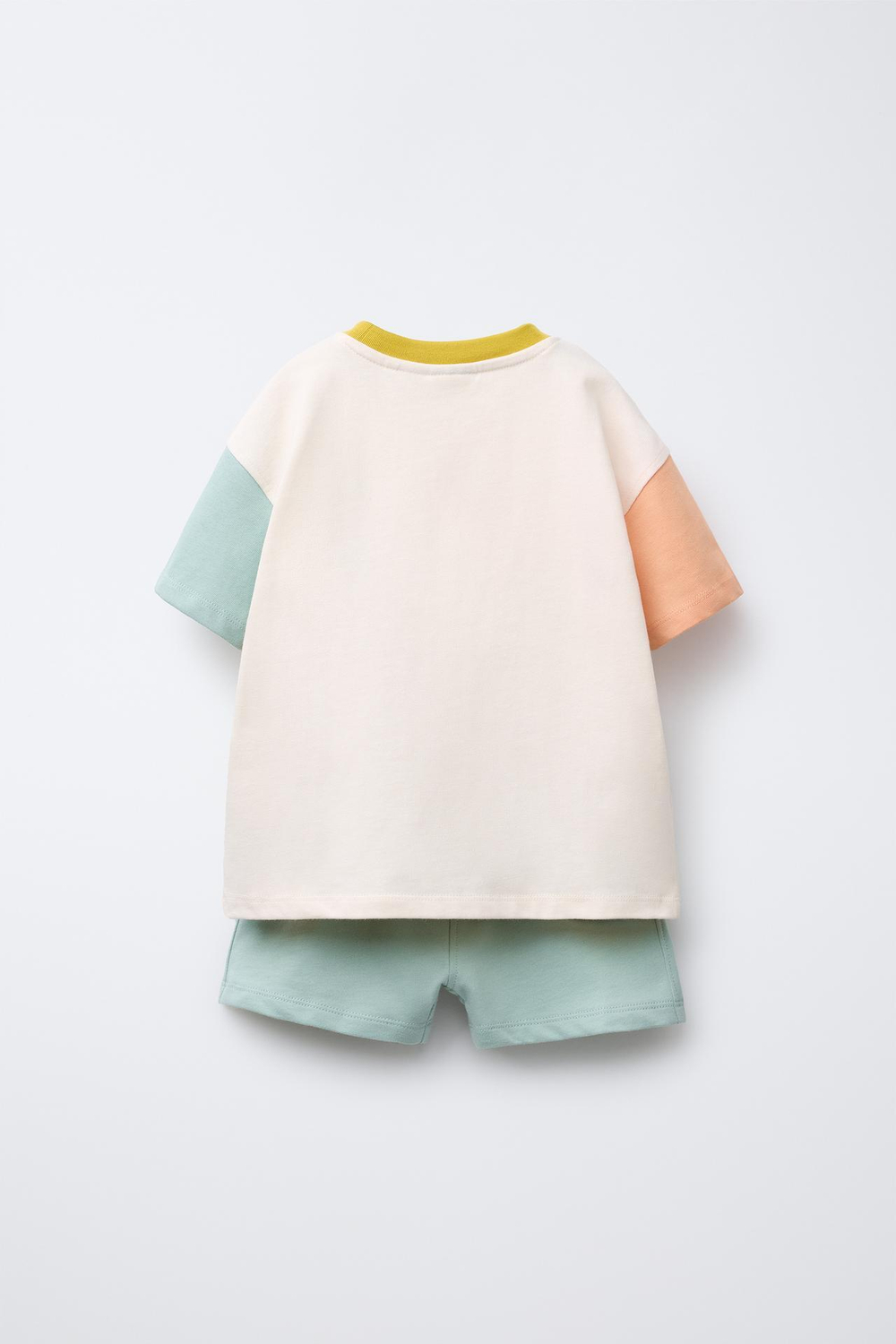 ZARA КОМПЛЕКТ ИЗ ФУТБОЛКИ И ШОРТОВ-ДЖОГГЕРОВ В СТИЛЕ КОЛОР-БЛОК, ЗЕЛЕНОВАТО-СИНИЙ