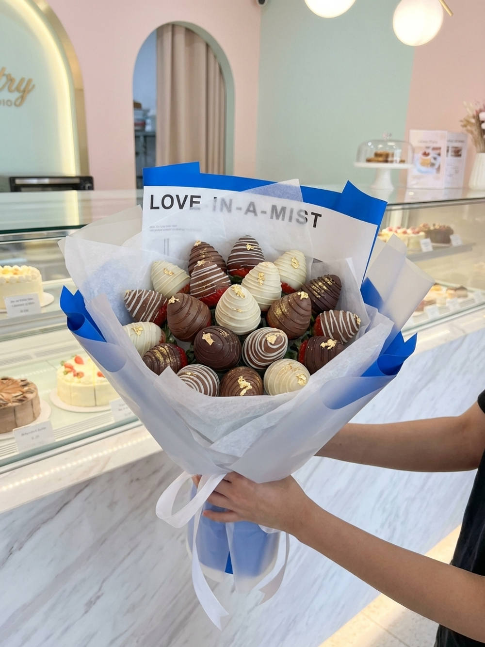 ФУД БУКЕТ Цвет: прозрачная матовая пленка + синяя пленка + тишью