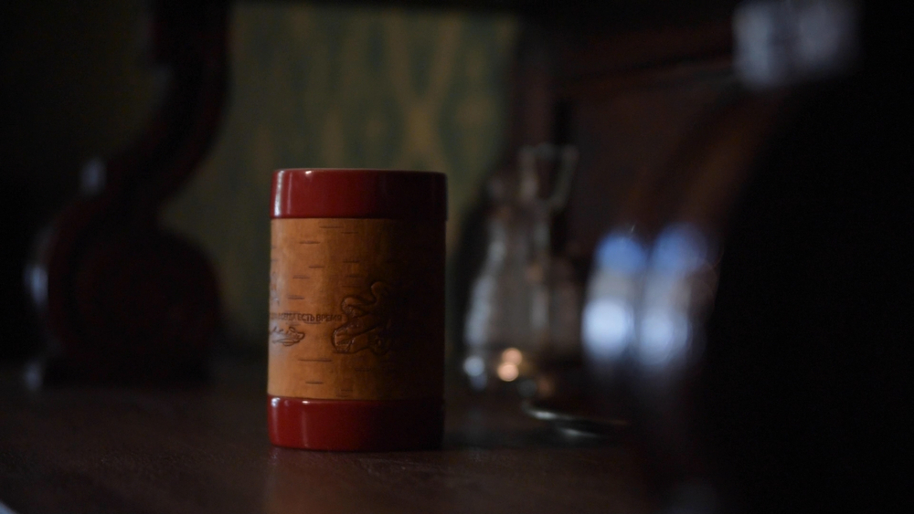 Кружка малая фарфоровая без ручки c берестой и с цитатами Достоевского. Dostoevsky forever.