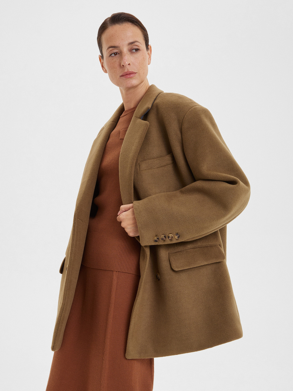 Полупальто oversize с широкими плечами