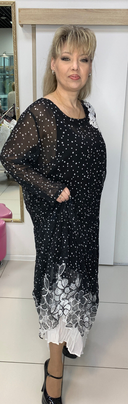 Нарядное длинное платье-двойка с оригинальным белым принтом