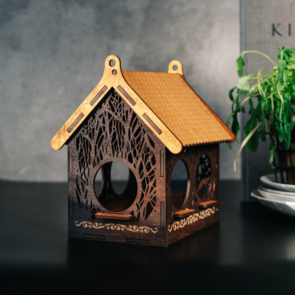 Резная кормушка-домик из кедра для птиц из дерева. F3