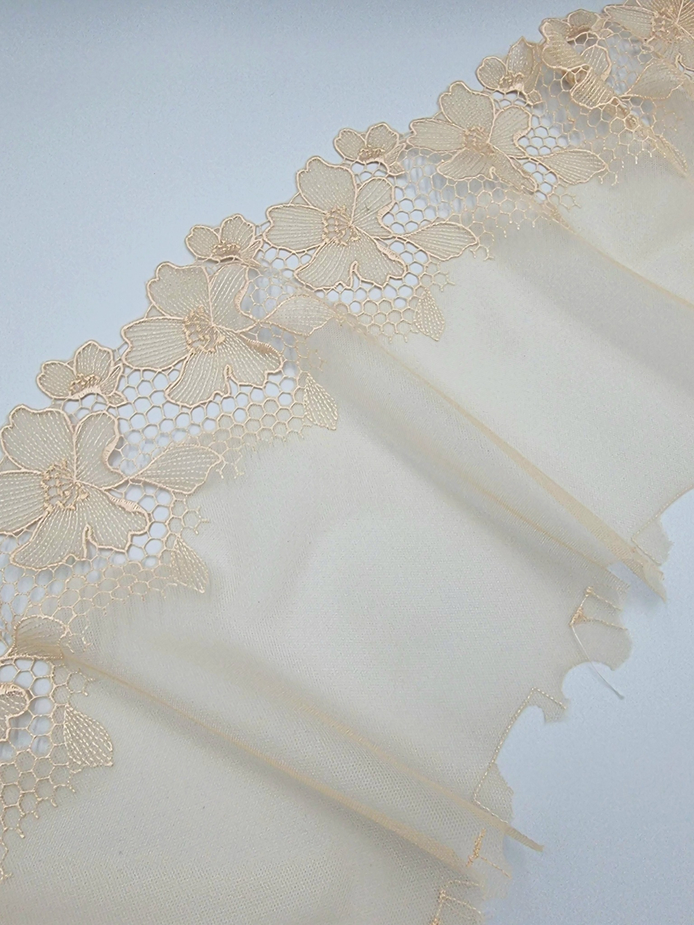 Вышивка на сетке бежевая К685 левая