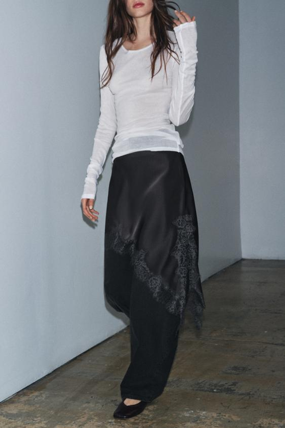 ZARA АТЛАСНАЯ ЮБКА С КРУЖЕВОМ — ZW COLLECTION, ТЕМНО-СЕРЫЙ