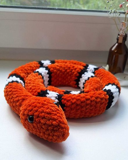 Вязаная игрушка ручной работы "Королевская змея"