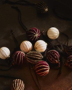 ZARA HOME НАБОР ЕЛОЧНЫХ УКРАШЕНИЙ ИЗ БАРХАТНЫХ БЕЛЫХ ШАРИКОВ (УПАКОВКА ИЗ 20 ШТУК), КОРИЧНЕВЫЙ