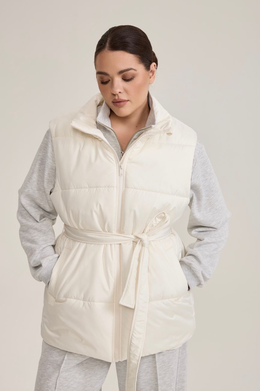 Жилет утепленный с поясом, молочный