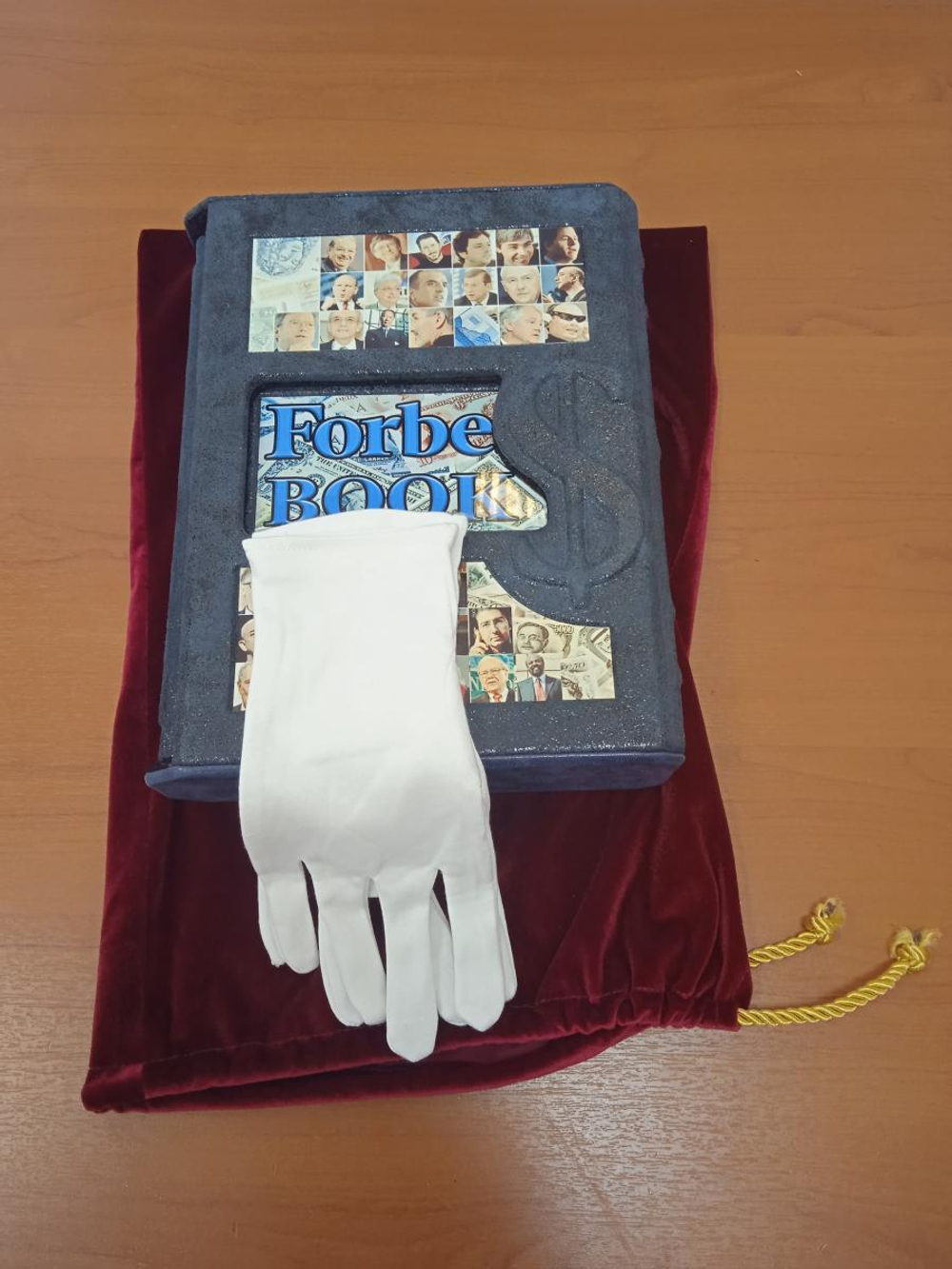 Книга подарочная "Forbes book. 10 000 мыслей и идей от влиятельных бизнес-лидеров и гуру менеджмента", перчатки