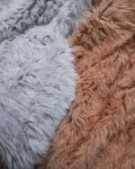 Вязаный плед из натурального меха песца 200*150 см (бежевый с "пепельными" кончиками)