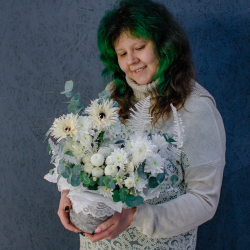 117. Кружевная светлая корзинка с гермини