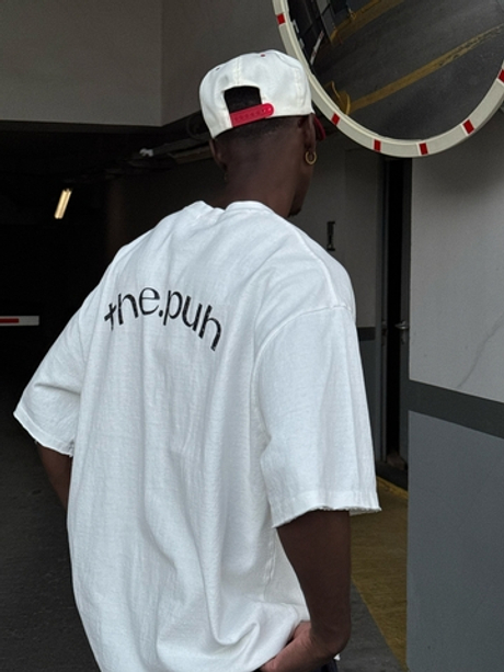 Белая футболка с необработанными краями и лого