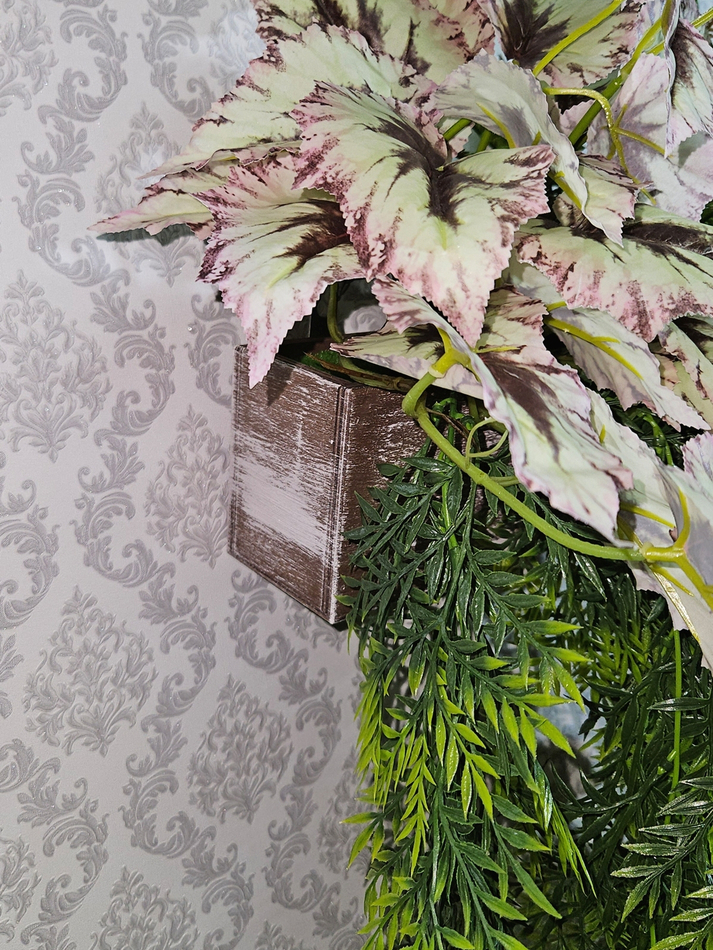 Искусственная зелень в деревянном настенном кашпо