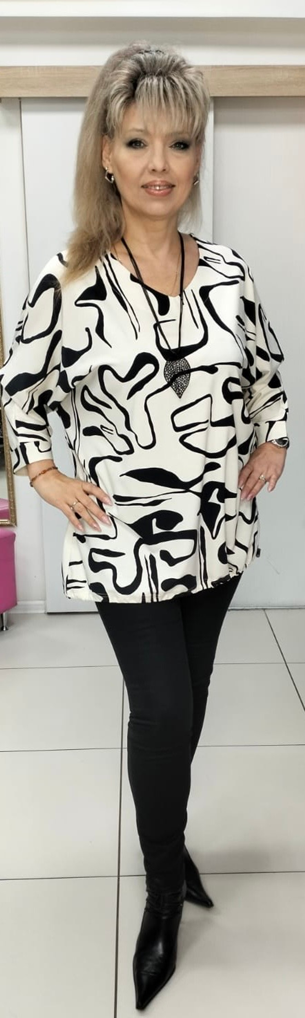 Бело-черный блузон-туника с подвеской