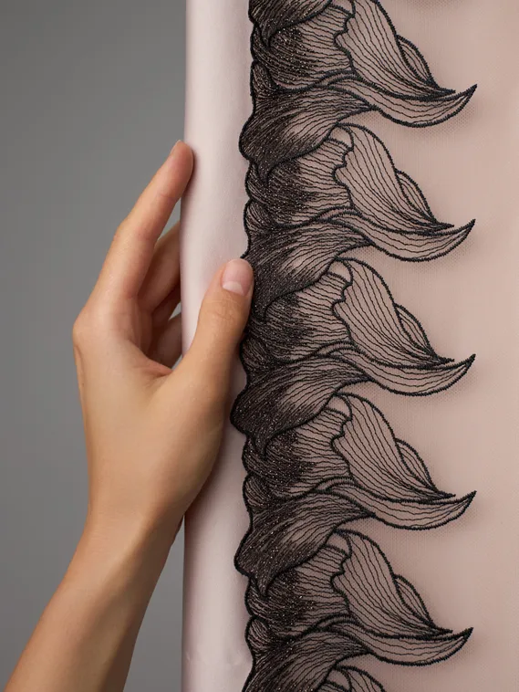 05-176 Вышивка на неэл. сетке 25 см, бежевый 775 /черный 170 /золото