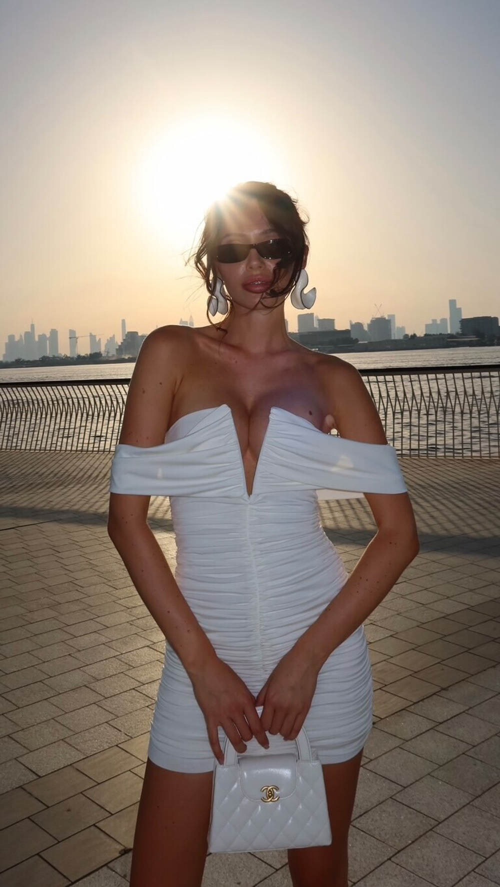 Платье мини с вырезом V на груди