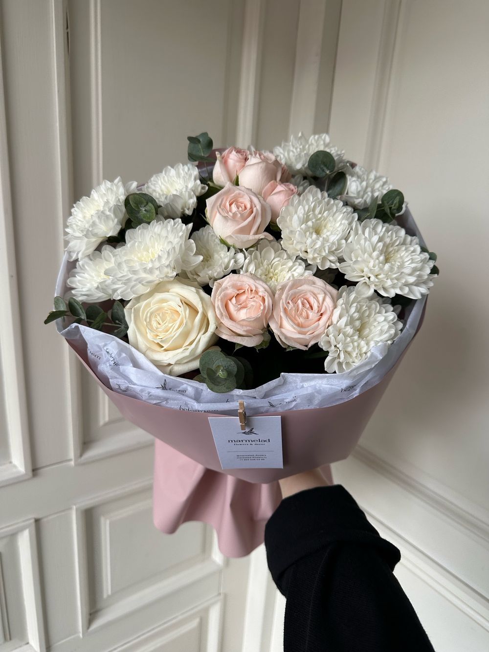 Сборный букет их хризантемы, кустовой пионовидной розы и эвкалипта