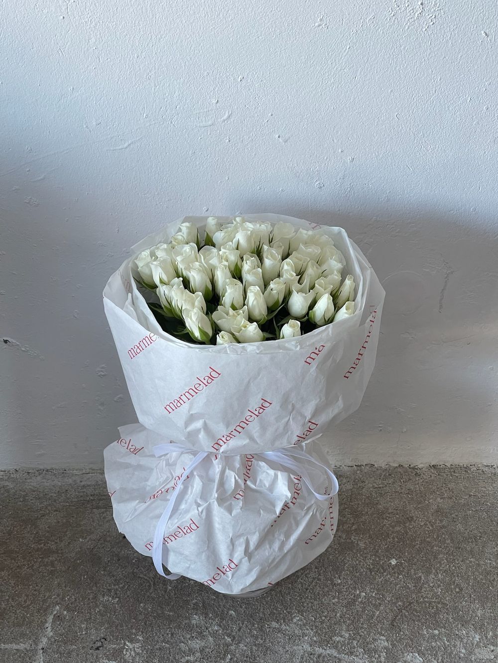 Букет из белой розы (40см) 51 шт в оформлении