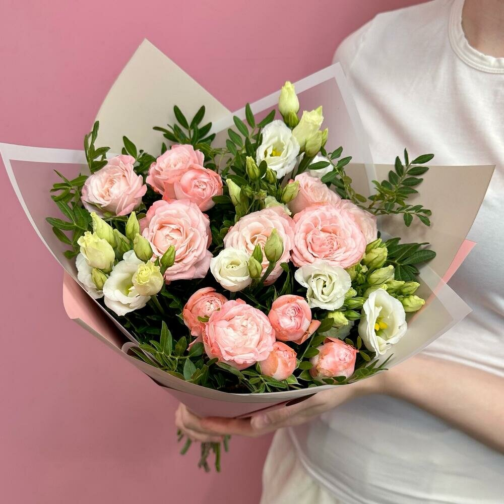 Букет из кустовой пионовидной розы, эустомы и зелени фисташки купить с доставкой