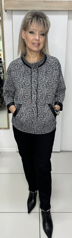 Пестрый блузон с кармашками на большие размеры