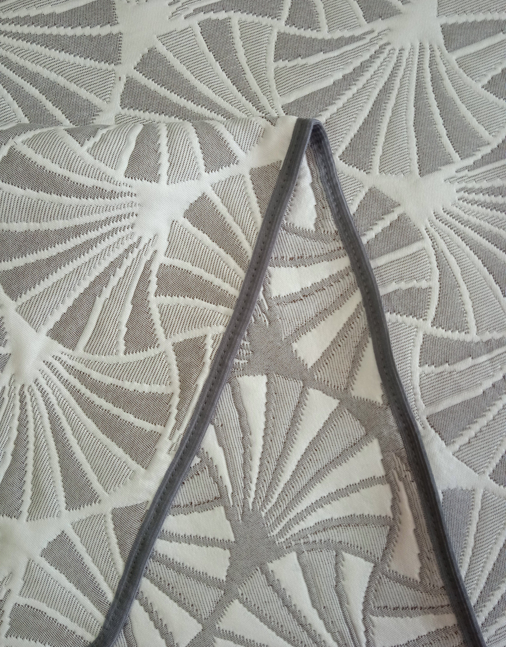 Покрывало жаккардовое двухстороннее Нежность 108-17 серый,белый евро (240х200)