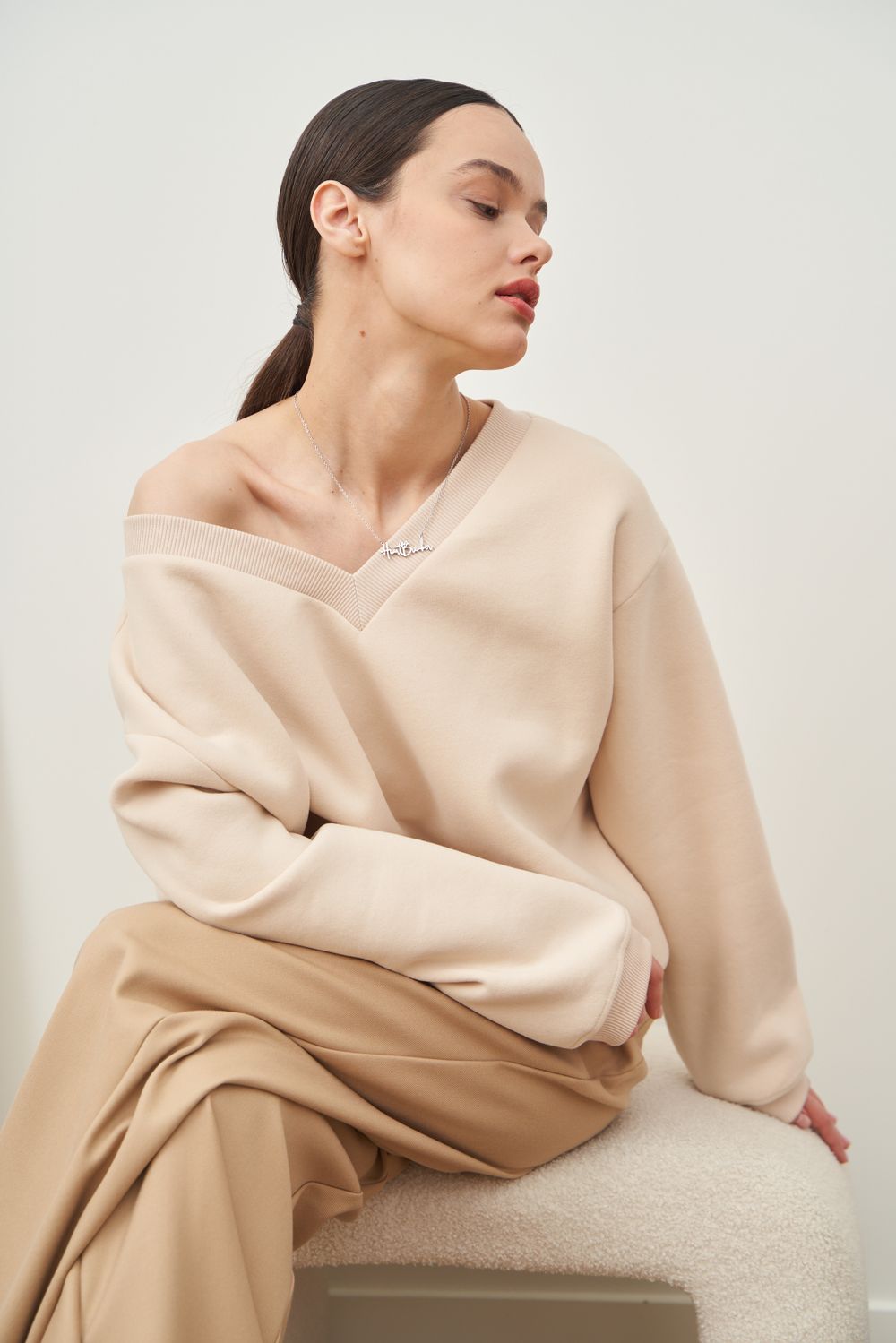 СВИТШОТ С V-ВЫРЕЗОМ КРЕМ-БРЮЛЕ