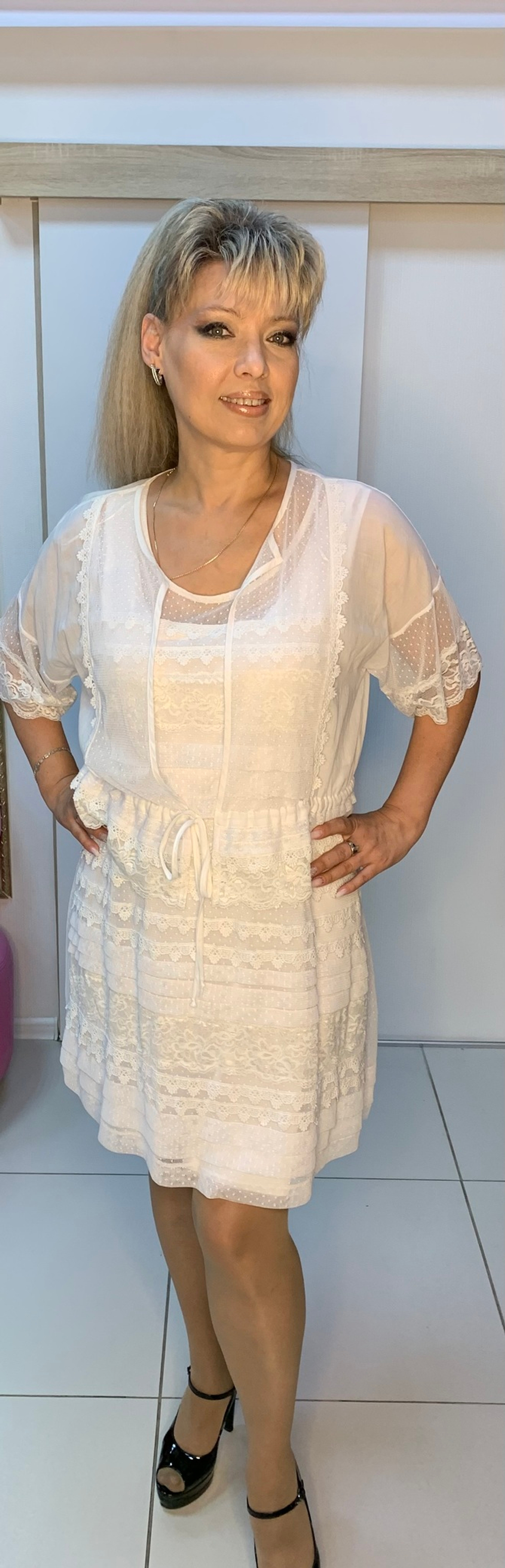 Нарядная белая двойка с кружевами и шитьем