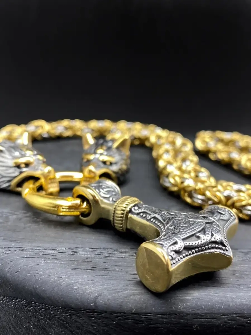 Крупная цепочка с волками и подвеской оберегом Гром Секира