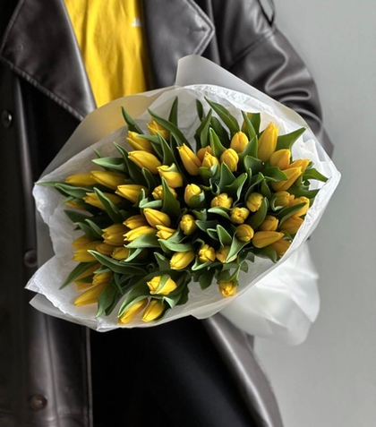 51 желтый тюльпан в стильной упаковке