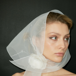 Косынка белая полупрозрачная