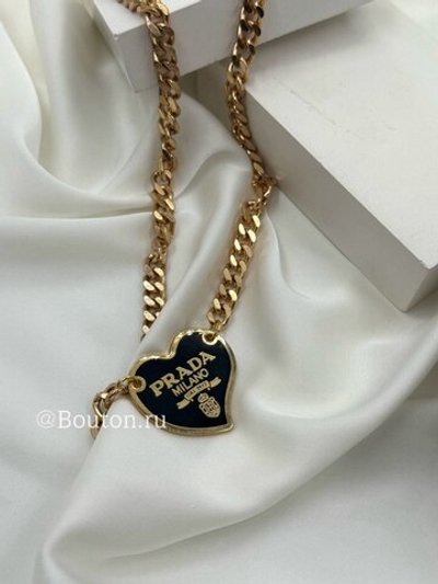 Колье Прад. золотистое с черным лого в форме сердечка