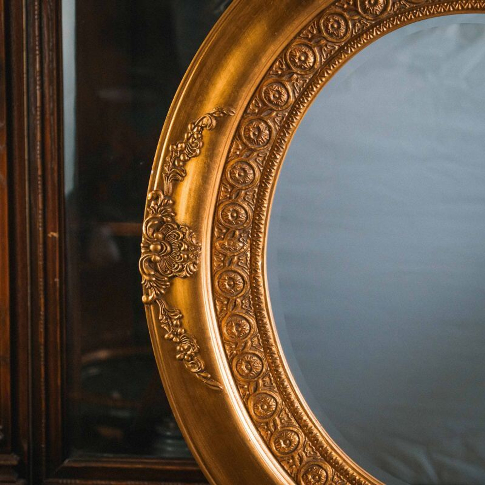 Настенное зеркало в круглой раме