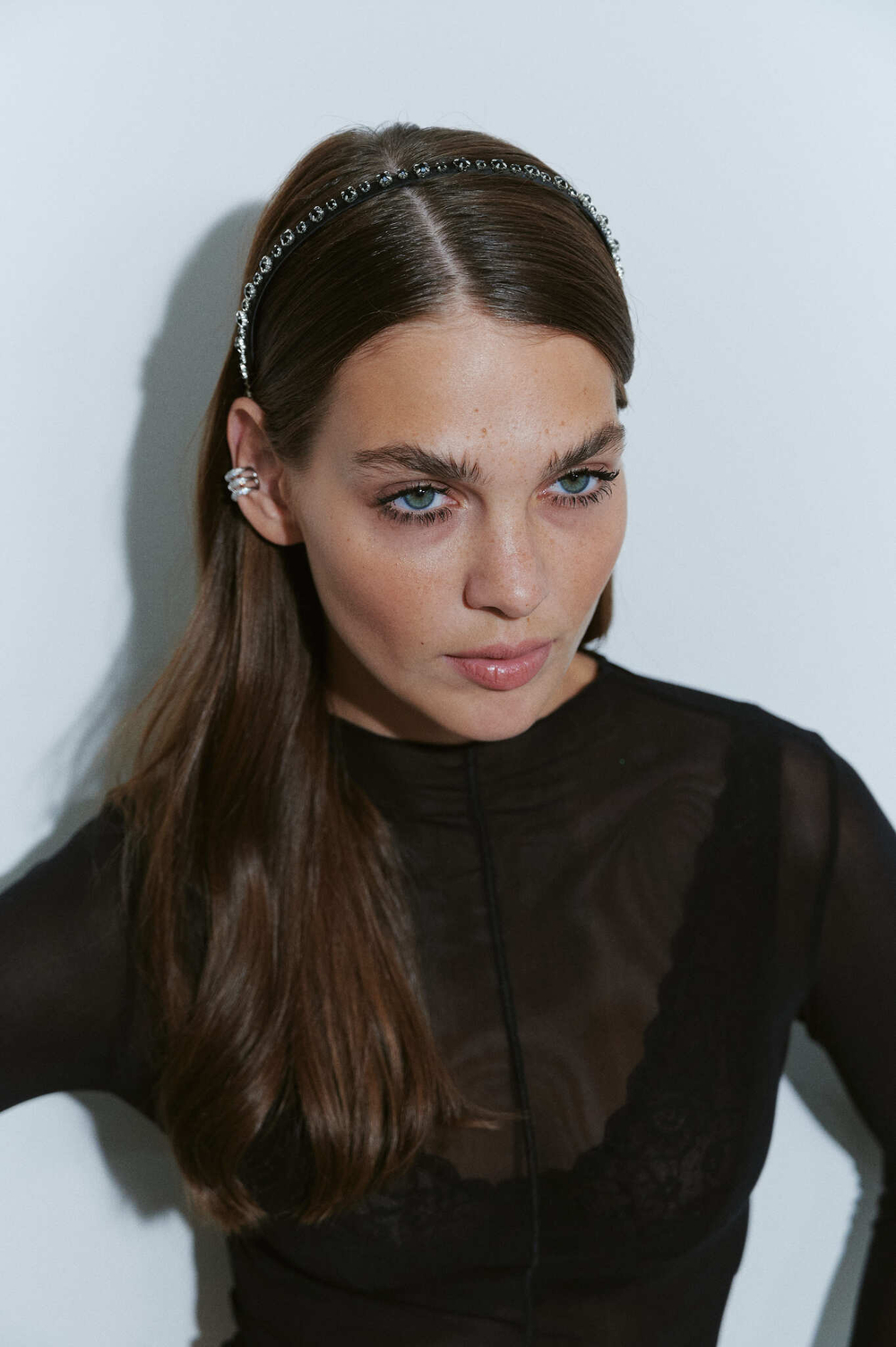 Тонкий ободок с черными камнями