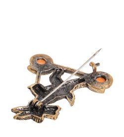 AM-1639 Брошь «Собака на самокате» (латунь, янтарь)