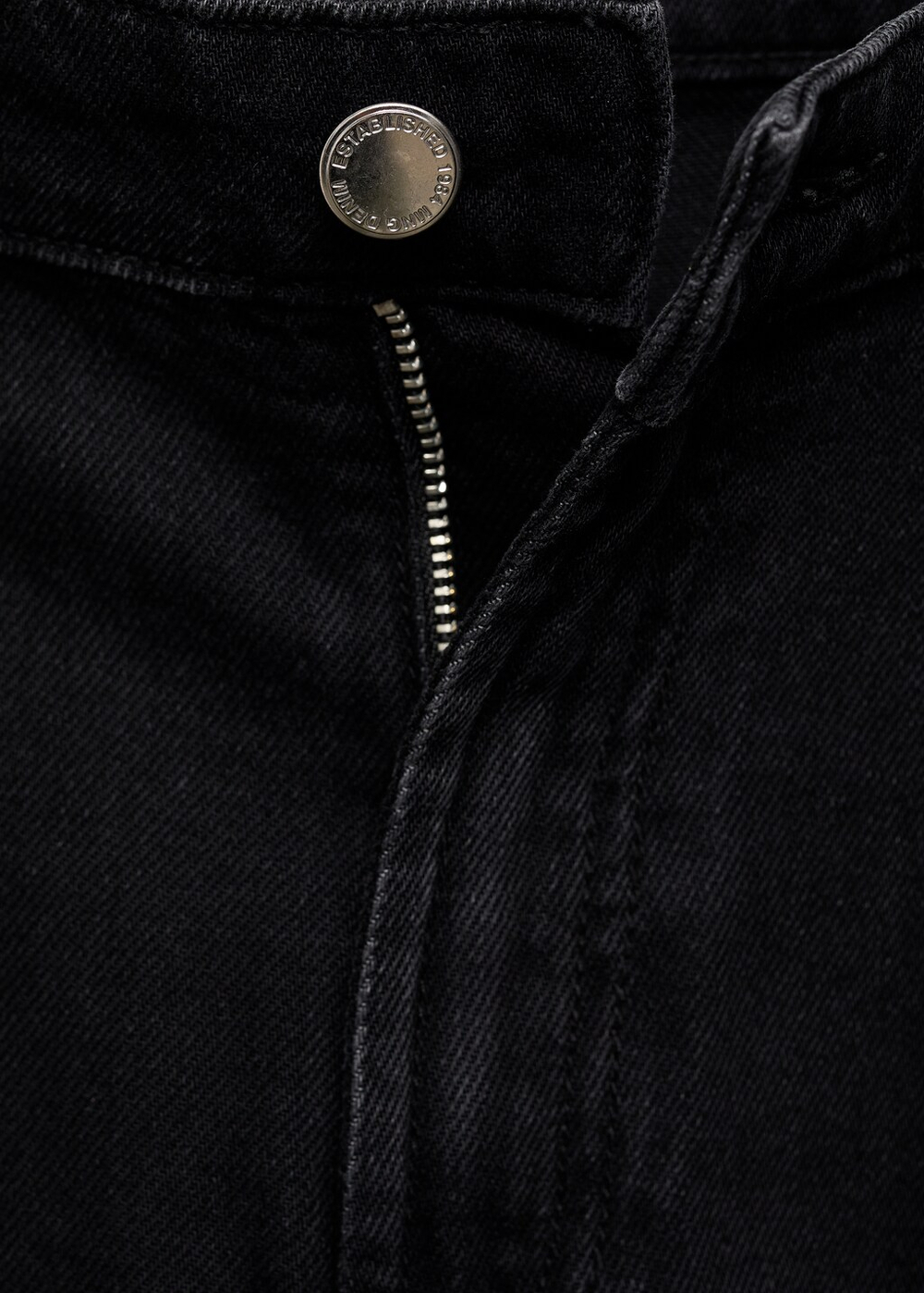 Джинсовые бермуды со средней посадкой и защипами