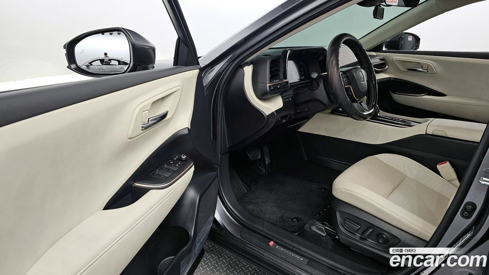 Toyota Crown Crossover 2.5 4WD Hybrid (08.2023)