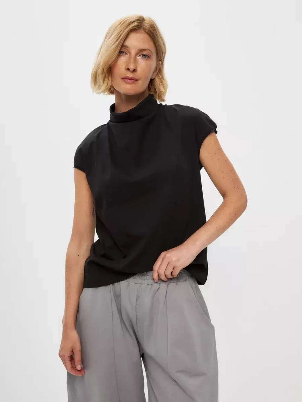 Футболка дизайнерская с цельнокроеным воротником