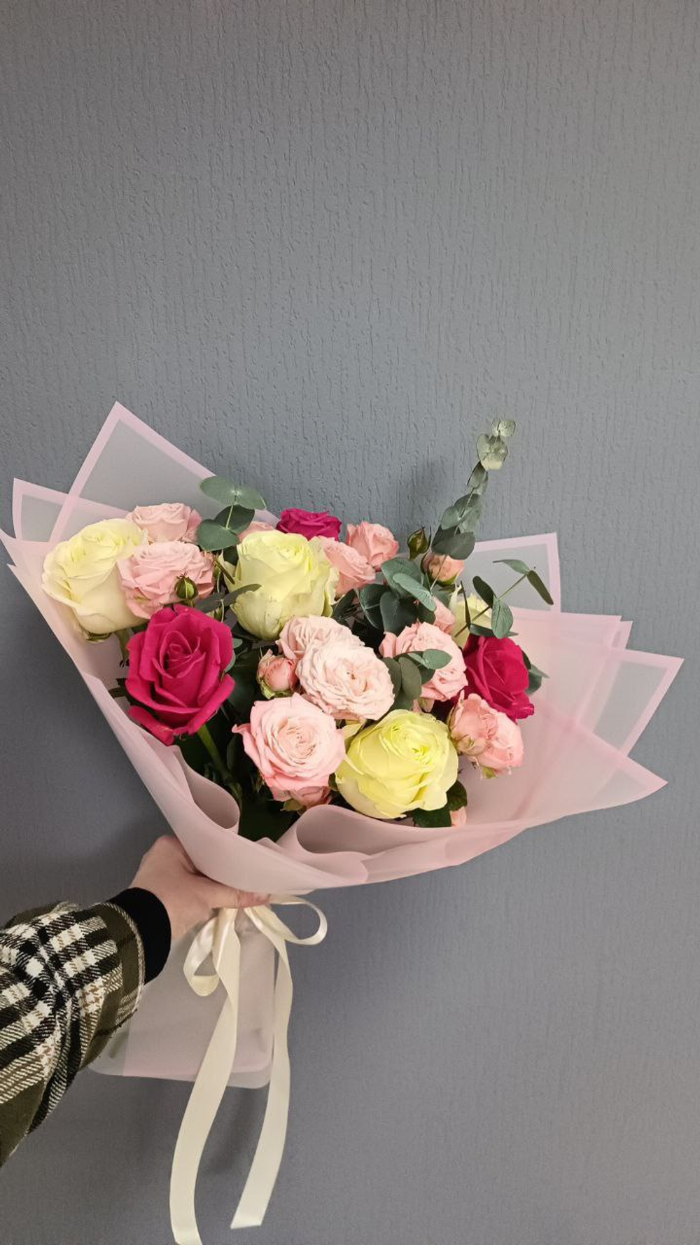 Букет из микса роз и эвкалипта