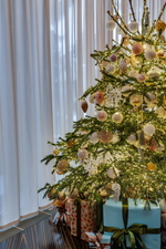 Дизайнерская заснеженная ель "Зимний карнавал"