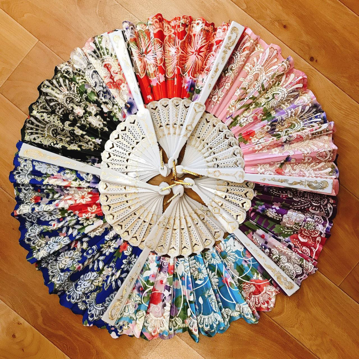 Веер Цветочное ассорти цветы белые золотистые блестки текстиль пластик белый