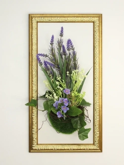 Искусственные цветы в багетной раме для декора
