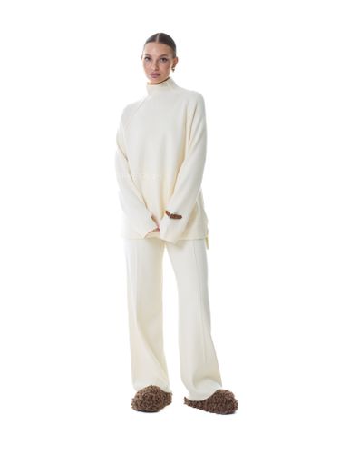 Трикотажный костюм с брюками молочного цвета